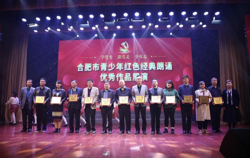 �Ϸ��л���С�W(xu��)��ϲ�@��������tɫ��(j��ng)�����b��(y��u)����Ʒչ�ݵ�һ��