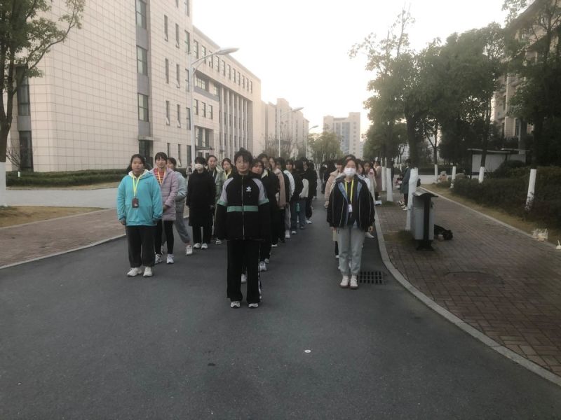 �Ϸʹ��I(y��)�WУ��ꖹ⳿��������������w�|(zh��)