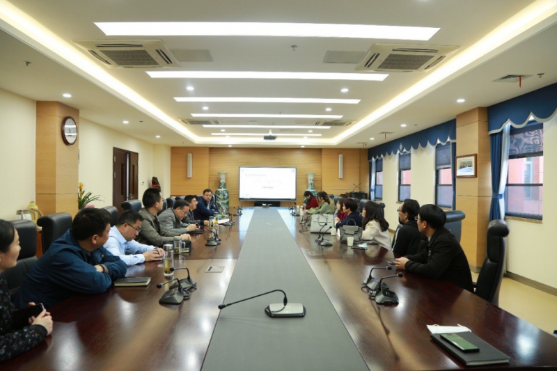 �Ϸ�һ�а��ӷ�УУ�L��ƽһ�и��Ϸ����Ѕ��^����