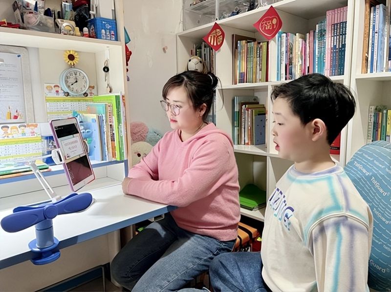 �Ϸ��л���·����С�W�������F����Уͬ�� ����ͬ��