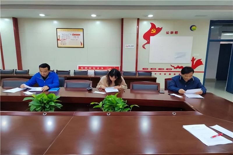 �Ϸ����L��·�ڶ�С�W��䞳У�^���W�MУ�����}�u�x���������Ļ