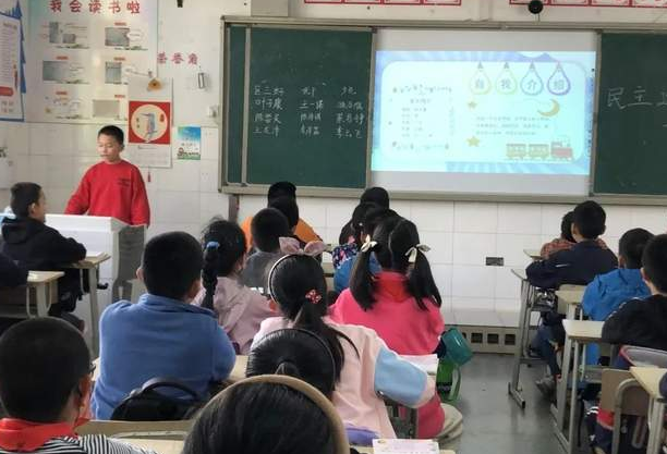 �Ϸ����L��·�ڶ�С�W�ྰ��У�^���^���������x���x�������]���