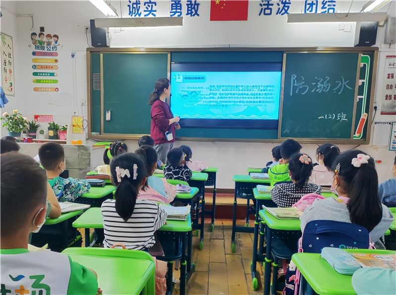 �Ϸ��а��c·����С�W����У���A����ˮ���҂����Є�