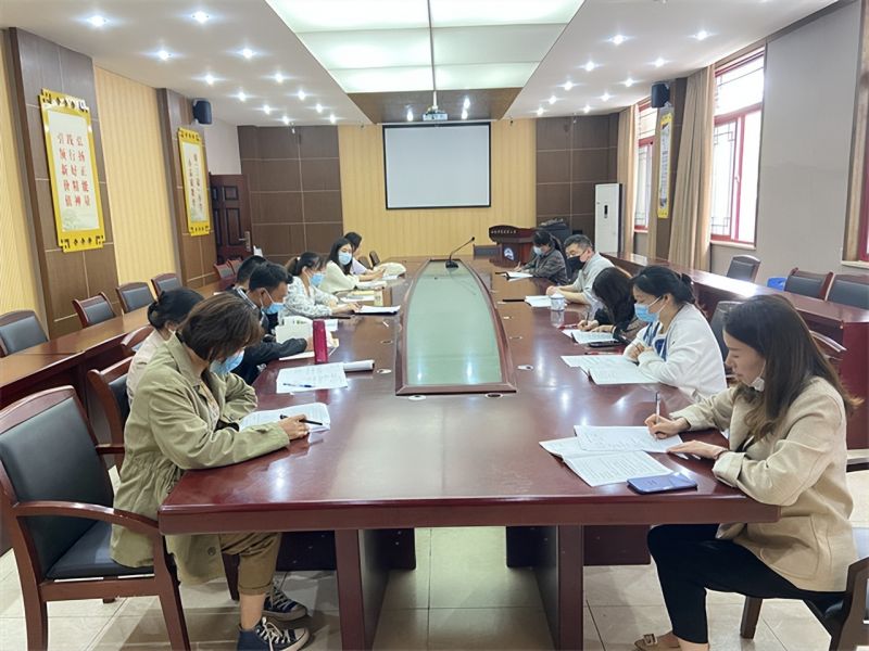 �Ϸ������b��С�W���AͥУ�^�����Lů���ģ��{�дٳ��L