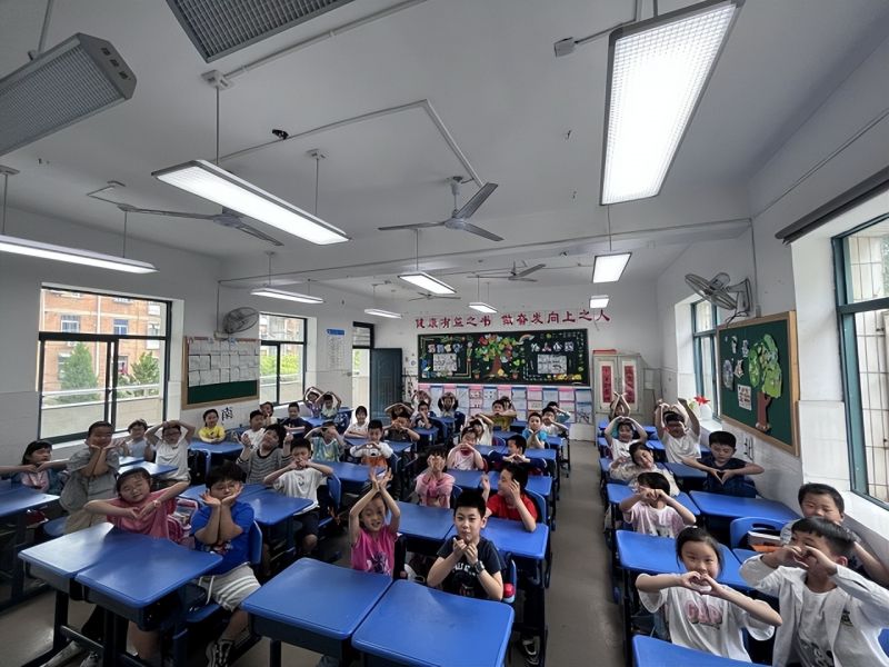 �Ϸ��л���·����С�W�������F�ӻ�У�^����ݴ������ж�ĸ�H