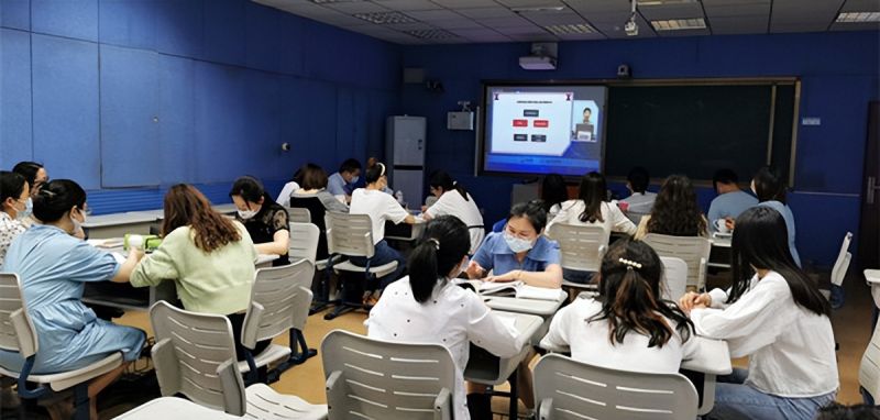 �Ϸ������b��С�W���AͥУ�^���W�����n�� �̌W������