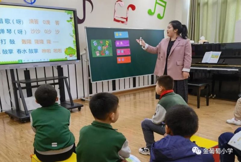 �Ϸ��н�����С�W2021-2022�W��C�ϽM�n�����_�Ļ