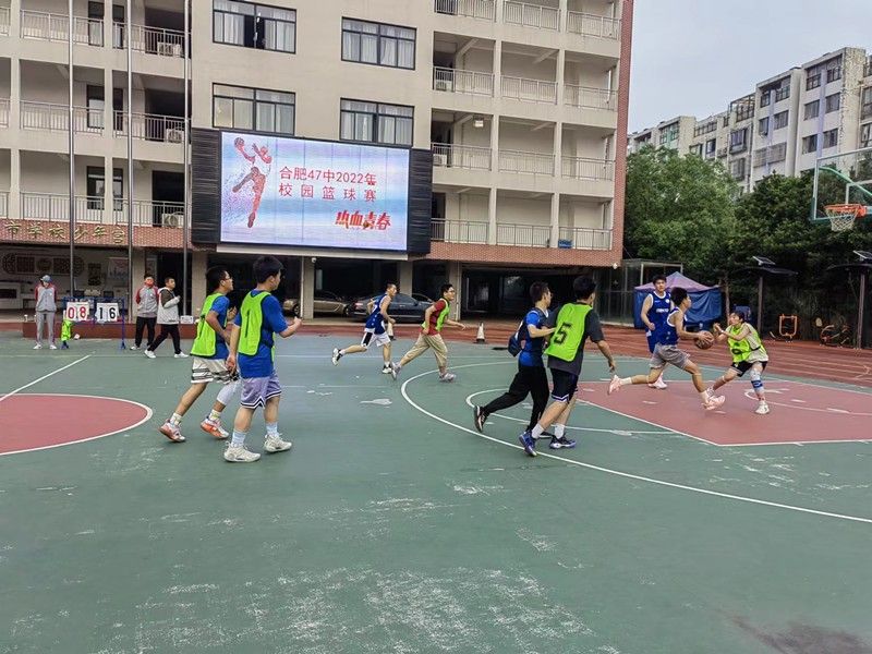 �Ϸ��е���ʮ���ЌW2022��У�@�@��ِ�A�M��Ļ