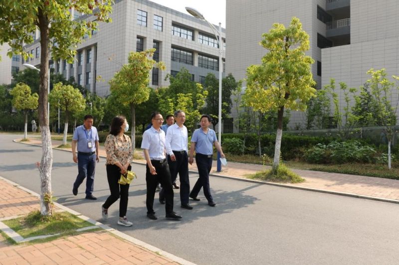 �Ϸ��н������I�����Ϸʹ��I�WУָ���k�Wˮƽ�u������