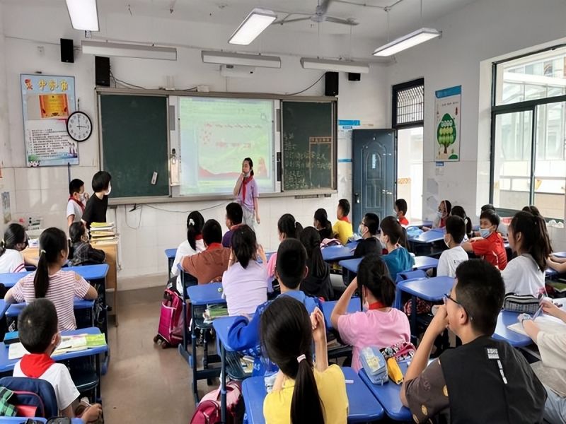 �Ϸ��л���·����С�W�e�С�ϲӭ��ʮ�󣬡�ˇ������δ������ˇ��