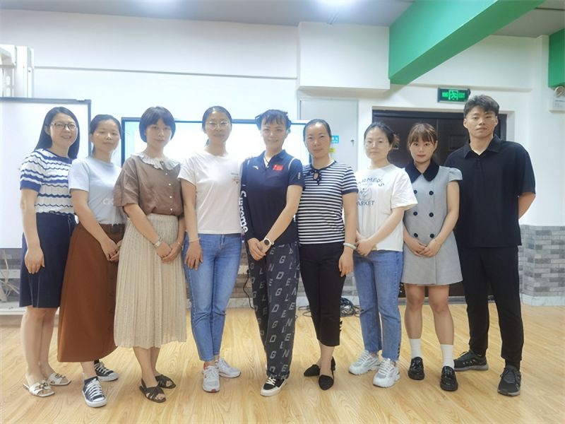 �Ϸ������b��С�W�۴�·У�^�C�ϽM���п��Y