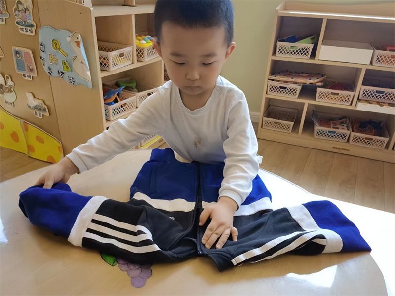 �Ϸ��а��c·�׃��@�������F����֮��ֈ@С��M��С㕽�ϵ�л��