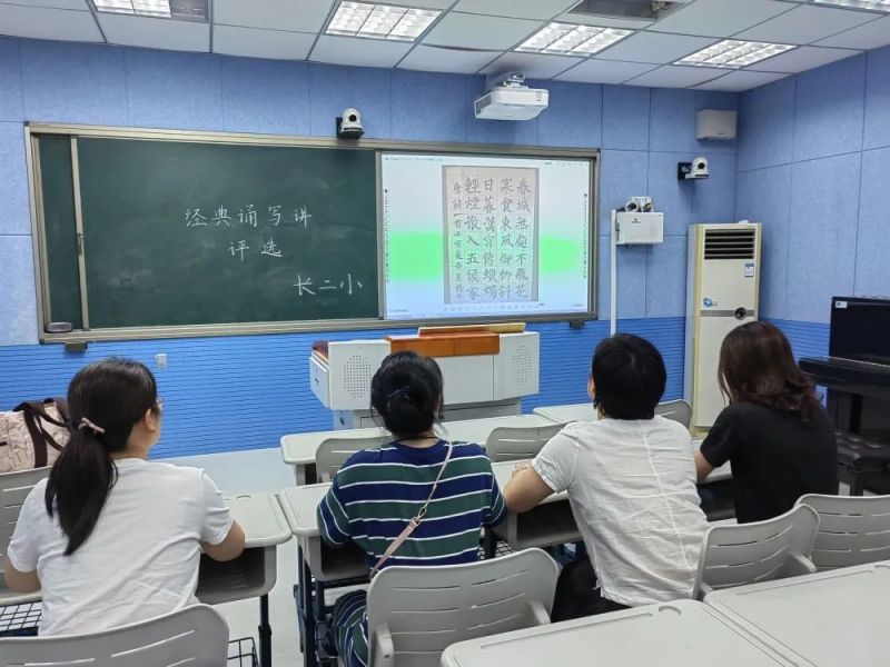 �Ϸ����L��·�ڶ�С�W�ྰ��У�^�e���b���v��ِ