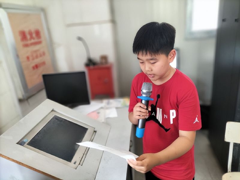 �Ϸ����L(zh��ng)��·�ڶ�С�W(xu��)�ྰ��У�^(q��)����(zh��ng)�������Y�xС��(bi��o)��