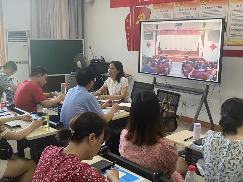 �Ϸ����L(zh��ng)��·�ڶ�С�W(xu��)�������F(tu��n)�ྰ��У�^(q��)У����Ӗ(x��n)ϵ�Ј�(b��o)��һ