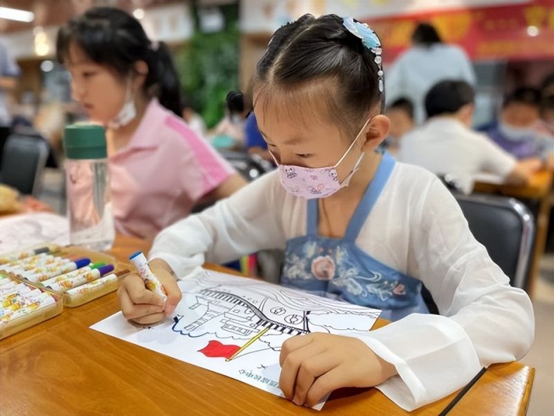 �Ϸ��л���С�������F�ӻ�У�^��֪Ӣ���������L����֮��