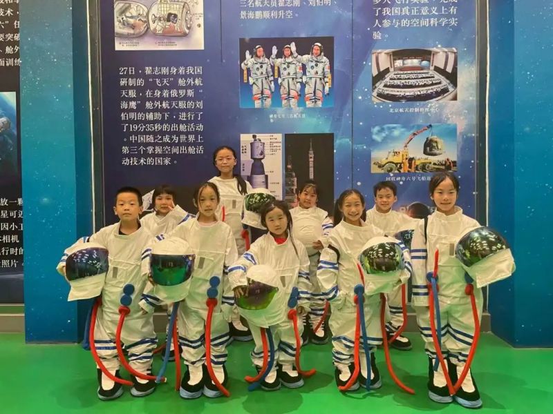 �Ϸ����L��·�ڶ�С�W(xu��)�r������С꠻��