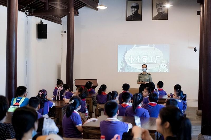 �Ϸ��л���С�������F�ӻ�У�^��׷�ݶɽ�ӛ��������tɫ�Ļ�