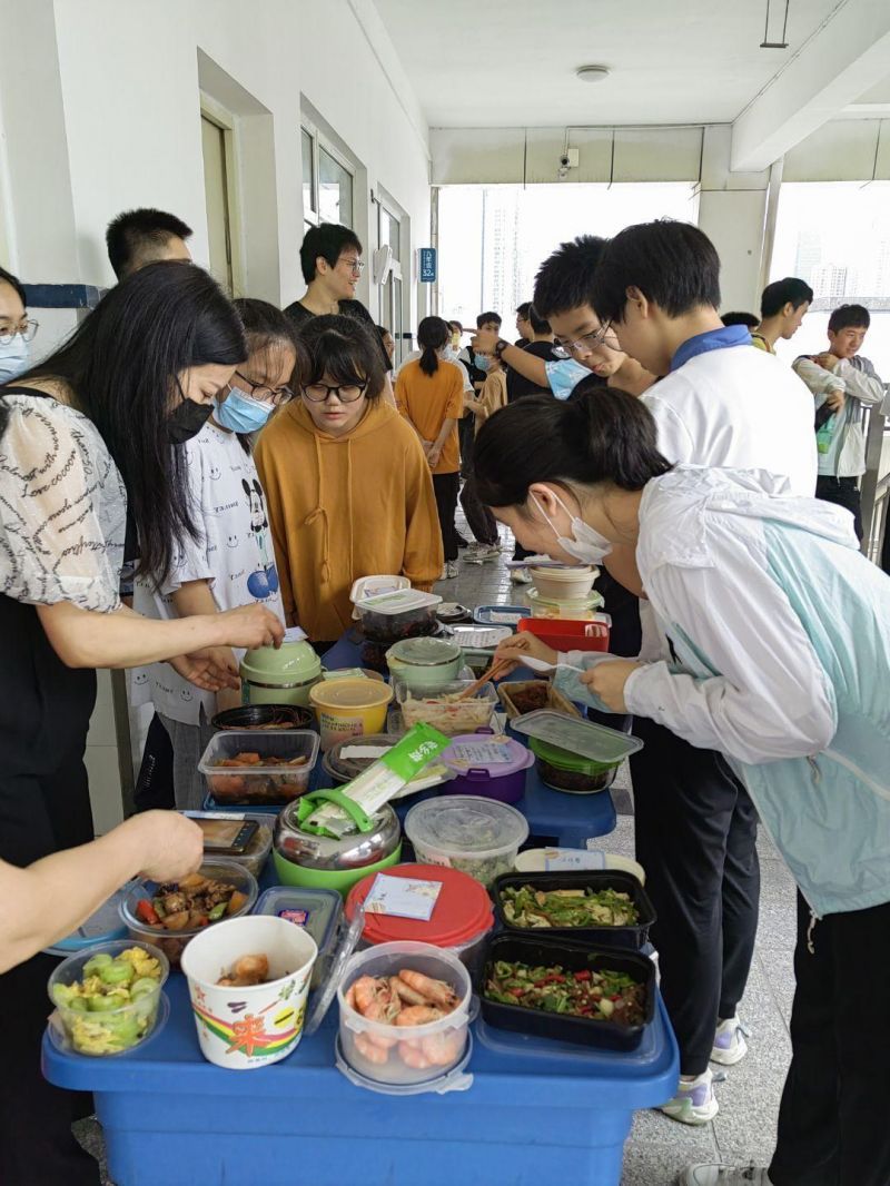 �Ϸ��е���ʮ�ЌW���Z��У�^���꼉��31������ζ��֮�g Ʒ�������g