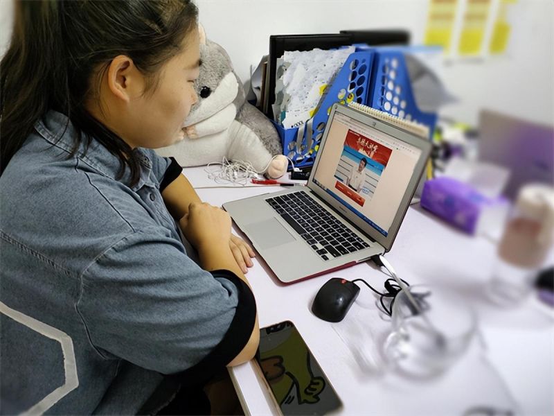 �Ϸ��а��׽������Fӭ��·�ֈ@�M�����L�^����ͥ�������_�n