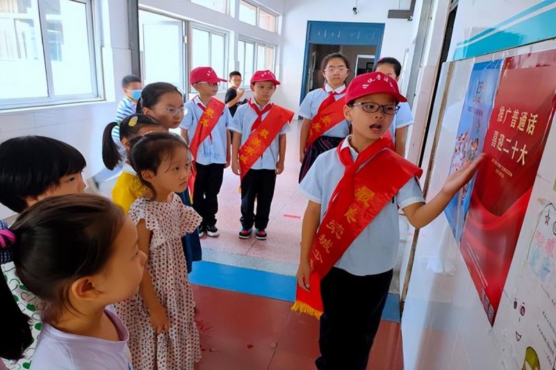 �Ϸ�������·С�W(xu��)�s�ǻ��@��У�e��������ϵ�л��(d��ng)