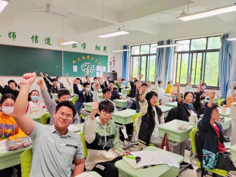 �Ϸʰ��Ӆ^(q��)����С�W(xu��)��(sh��)ӛУ�L(zh��ng)���ؚw��һ���̌W(xu��)