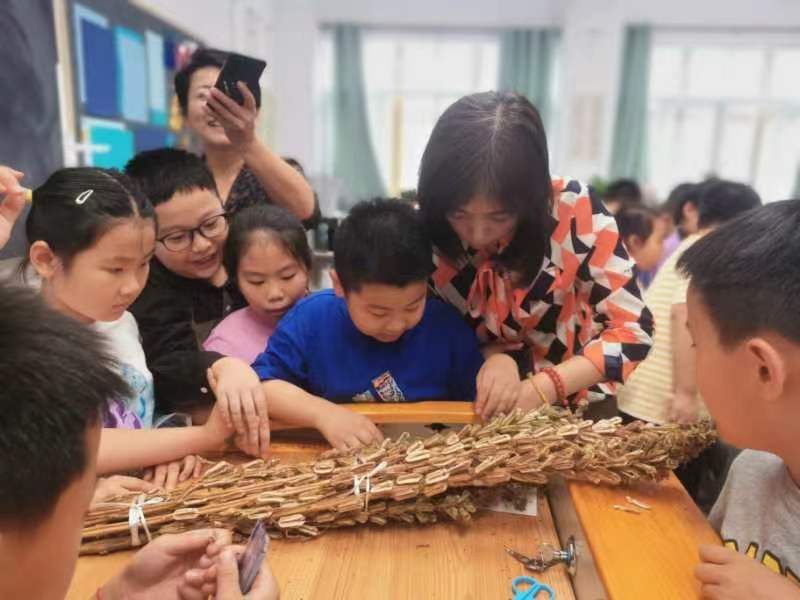 ���c�и���С�W�_չ�����������f�S�ꡱ�S�չ�ϵ�����}�������