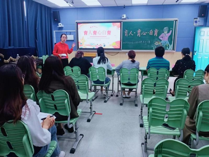 �Ϸ��а���С����У�̎��󾚱�֮�������v��ِ