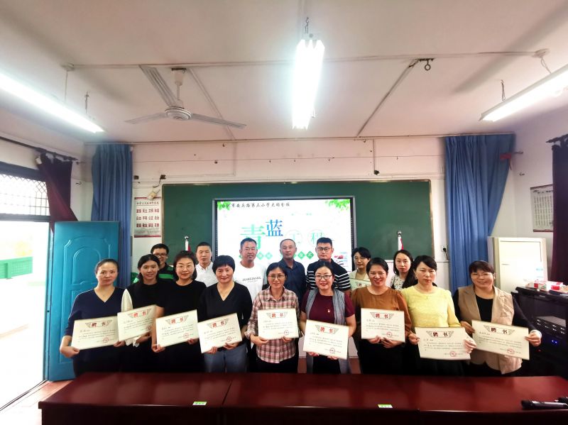 �Ϸ��а���С����У��ͽ�Y��н���� ���{���y�����L