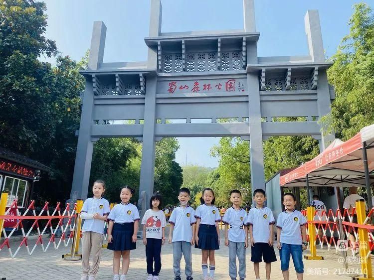 �Ϸ����L��·�ڶ�С�W�ྰ��У�^�Ǵ���ɽ��ӷ���