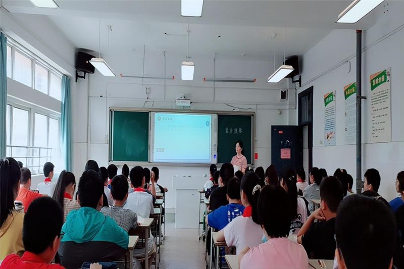 �Ϸ�����С�s�ǻ��@��У�Z�Ľ��нM���}���n���