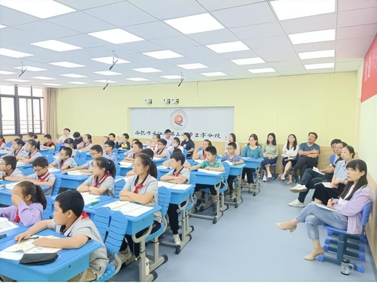 �Ϸ����L(zh��ng)��С�mͤ��У���n��չ�L(f��ng)�� ���������L(zh��ng)