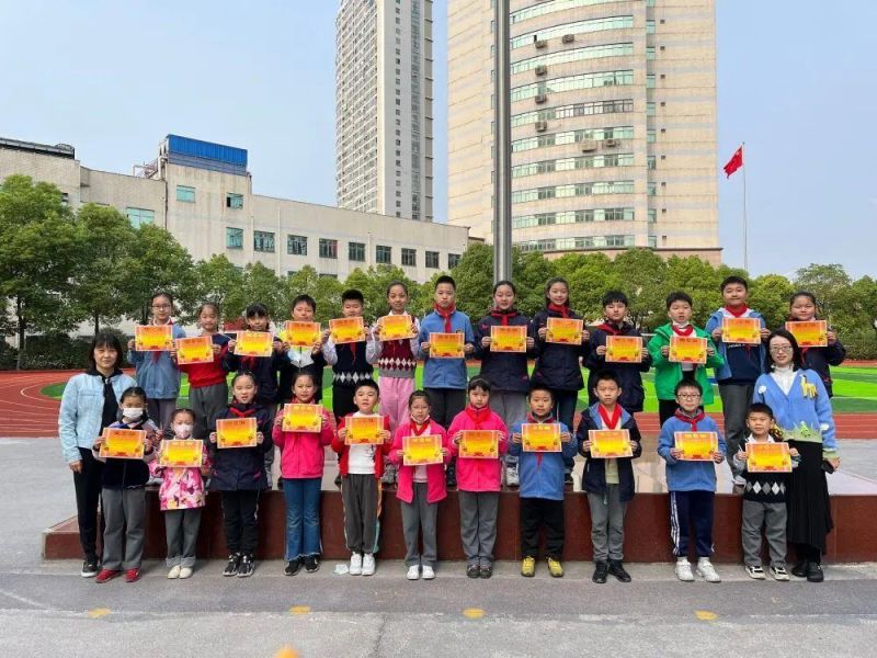 �Ϸ����L(zh��ng)��·�ڶ�С�W(xu��)�ؾ���У�^(q��)����(zh��ng)���h(hu��n)��С�l(w��i)ʿ�����}���(d��ng)