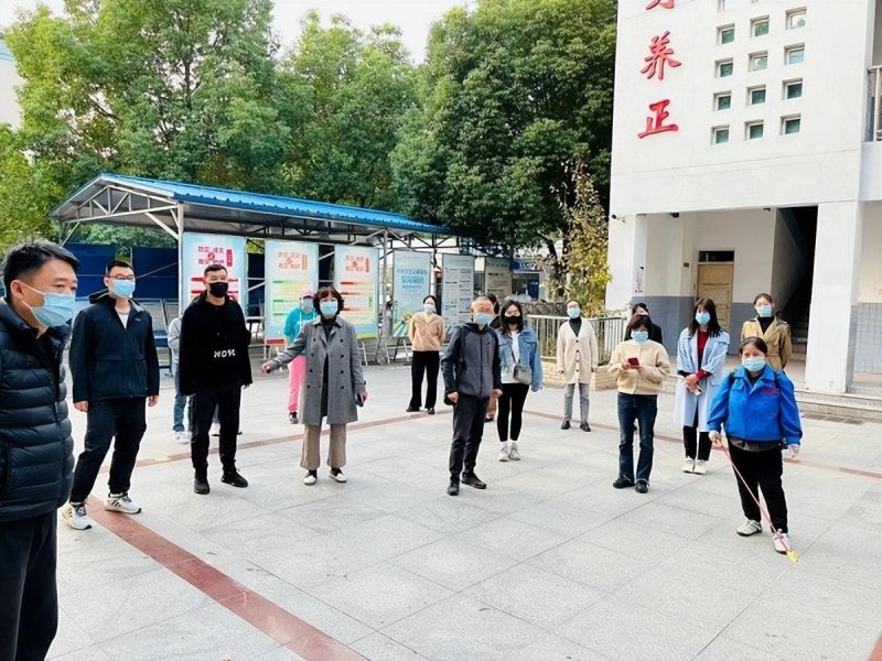 �Ϸ����L��·����С�W���Ļ��@У�^�e�ж�������������ݾ�