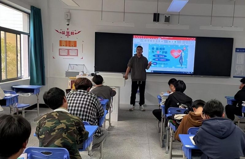 �Ϸʹ��I(y��)�W(xu��)У����̌W(xu��)�o(j��)��(sh��)֮��Ϣ�W(xu��)����(b��o)��