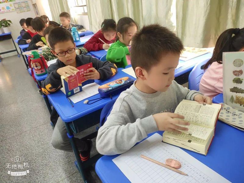 �Ϸ����L��·�ڶ�С�W�ྰ��У�^���ֵ��ِ���