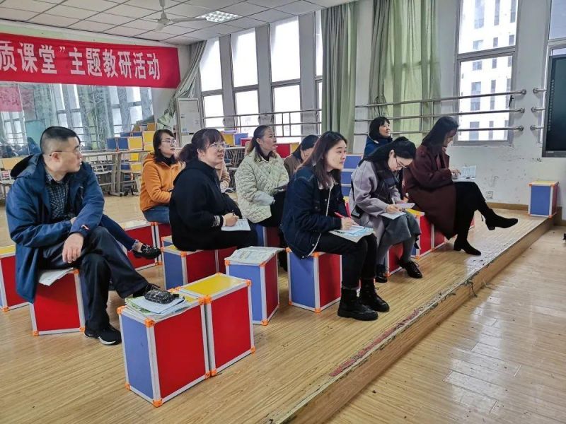 �Ϸ����L��·�ڶ�С�W�ྰ��У�^���W�M���л��