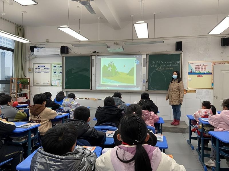 �Ϸ������b��С�W���AͥУ�^���n��չ�L�ɣ����дٳ��L