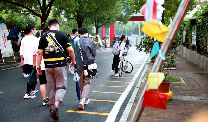 �Ϸ�����ɽС�W ������֪�к�һ�����W�����L�ġ��o��ʹ�ߡ�