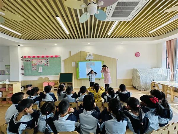 �Ϸ��а��׽������Fӭ��·�ֈ@�_չ���۶��ա����}�����������