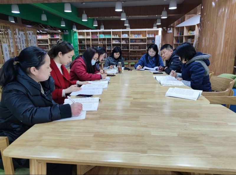 �Ϸ������b��С�W�۴�·У�^���W�M���n�����x�������