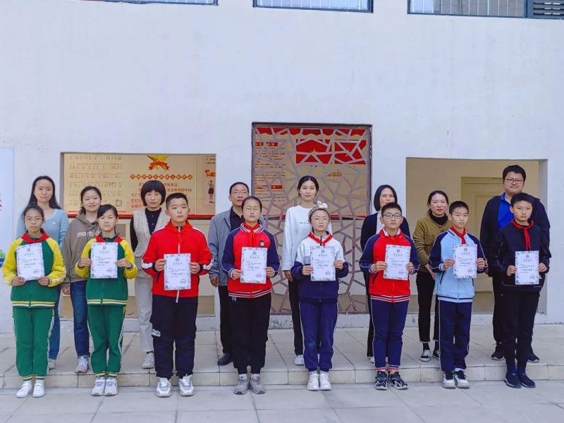 �Ϸ������b��С�W�_չ����ϵ��С���۾G�o�G�����}���