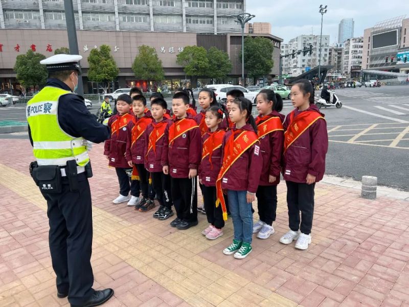 �Ϸ��а��c·����С�W�������F����У�^��һ��һ������ȫ����