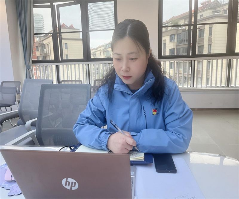 �Ϸ��а��׽������F�����M���_�W�������������h