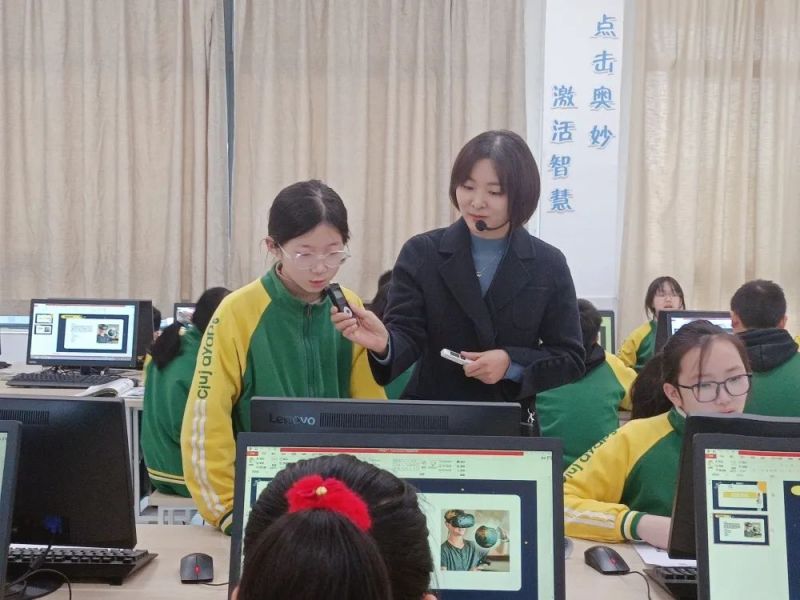 �Ϸ������b��С�W�_չ���̉����ǡ���Ϣ�Ƽ�չʾ���