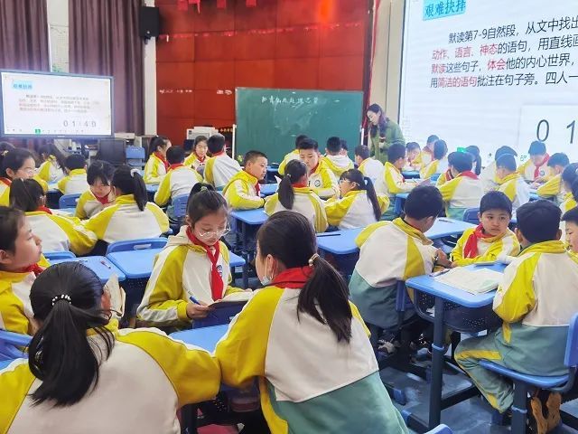 �Ϸ������b��С�W(xu��)�Z�Ľ̉�����չ�L(f��ng)��