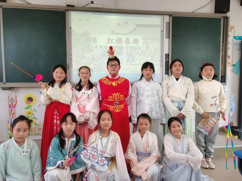 �Ϸ��л���·����С�W(xu��)�������F(tu��n)�ӻ�У�^(q��)����ĩæ�ž� ����С����