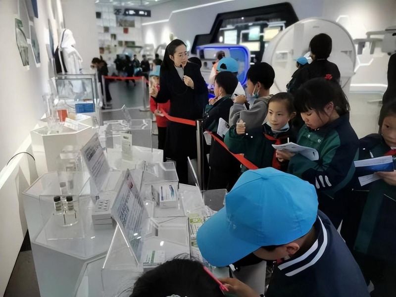 �Ϸ�������·С�W(xu��)�s�ǻ��@��У�����M(j��n)AI���磬�������I(l��ng)δ��(l��i)