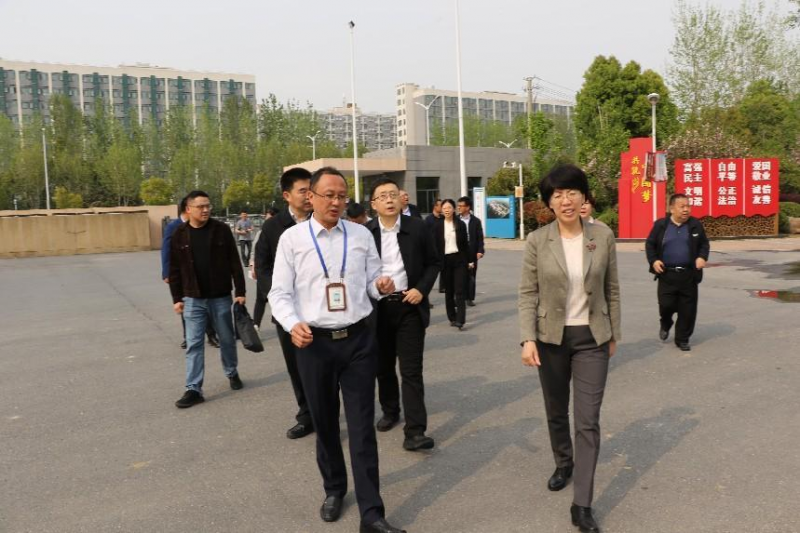 �Ϸʹ��I�WУӭ��������˴�ί���{�нM���L�{��