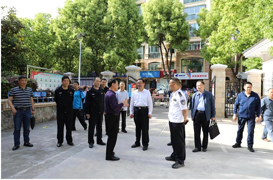 ����ʡ�����k�{�ж����M�W�R�Ϸ����³�С�W